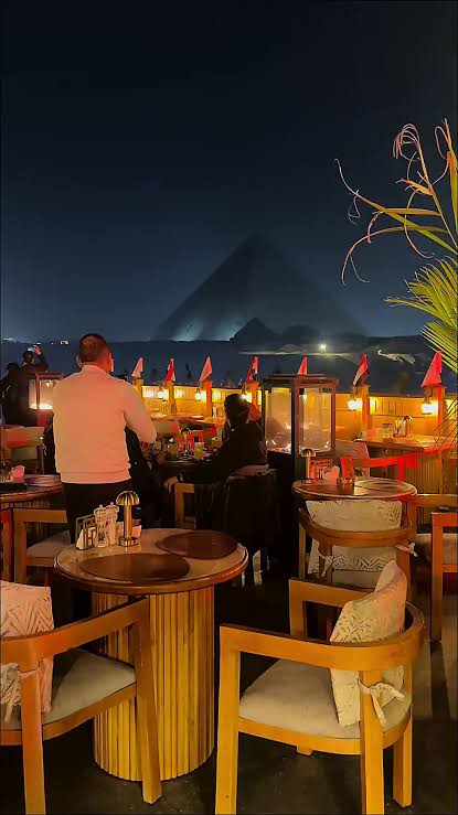 Cena a Giza circondati dalle Piramidi presso Rooftop 7000